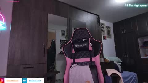 Snapshot of missmoonn chatting on 03-15-26, 05:08 MissMoon online show from 03-15-26, 05:08