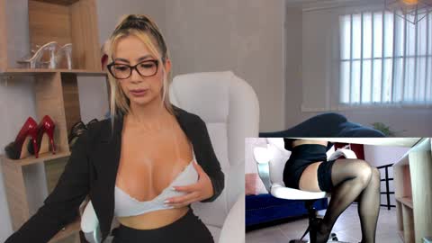 Snapshot of missrhodes1 chatting on 01-21-25, 07:17 Miss Rhodes online show from 01-21-25, 07:17