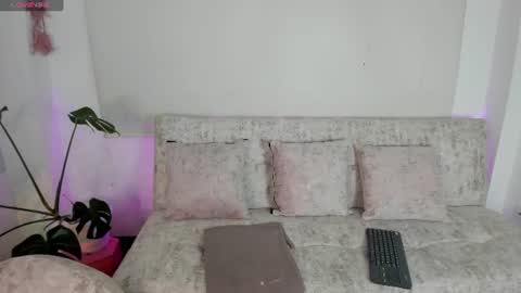 Pau OFmissweetpeach online show from 06-10-26, 11:46