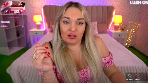 Snapshot of missyymartinezz chatting on 12-20-24, 09:32 Amely online show from 12-20-24, 09:32