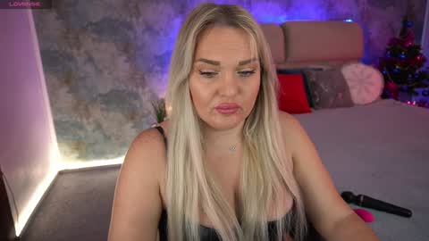 Snapshot of missyymartinezz chatting on 12-23-24, 08:44 Amely online show from 12-23-24, 08:44