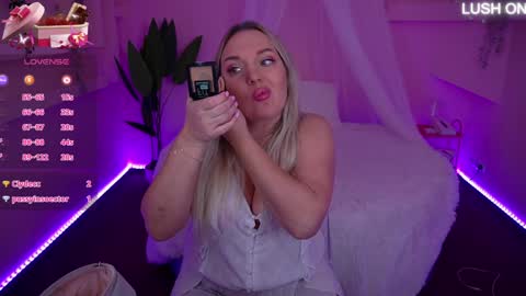 Snapshot of missyymartinezz chatting on 01-29-25, 11:09 Amely online show from 01-29-25, 11:09