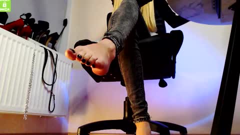 Snapshot of mistress__alice_ chatting on 09-14-25, 05:12  Mistress Alice  online show from 09-14-25, 05:12