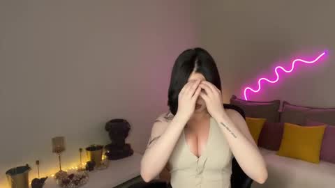 Mia online show from 05-14-26, 08:15