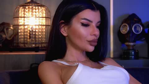 Elenia online show from 10-29-25, 01:46