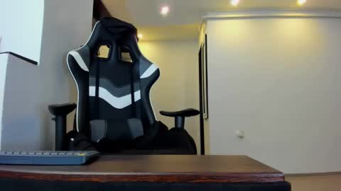 Snapshot of mistresskenda chatting on 03-01-26, 05:37 Mistress KiRa online show from 03-01-26, 05:37