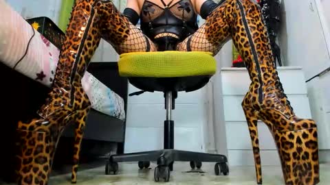 Tiffany online show from 11-15-25, 11:32