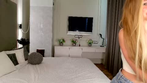 Snapshot of miu__miuu chatting on 06-26-26, 04:06 Mila online show from 06-26-26, 04:06