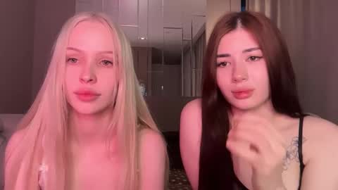 Snapshot of mmkakpoxyi22 chatting on 02-10-26, 03:05 alice and ray online show from 02-10-26, 03:05