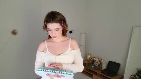 Snapshot of mmm__yes chatting on 01-31-26, 09:35 Michaela online show from 01-31-26, 09:35