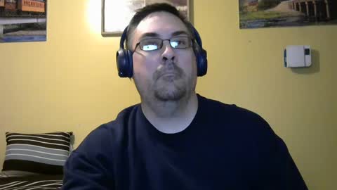Snapshot of mmr45 chatting on 10-13-25, 03:28 mmr45 online show from 10-13-25, 03:28