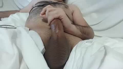 Snapshot of mo0085 chatting on 12-02-25, 03:29 Laith online show from 12-02-25, 03:29