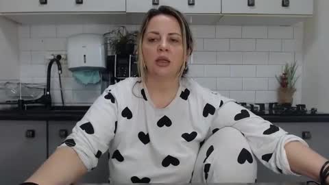 erika online show from 02-09-25, 08:22