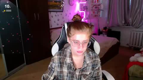 Molly Prvt is open online show from 04-29-26, 11:47