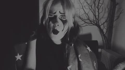 Snapshot of molly_crow chatting on 01-14-25, 05:51 Molly Crow online show from 01-14-25, 05:51