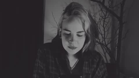 Snapshot of molly_crow chatting on 01-21-25, 06:23 Molly Crow online show from 01-21-25, 06:23