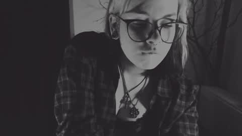 Snapshot of molly_crow chatting on 01-22-25, 08:49 Molly Crow online show from 01-22-25, 08:49