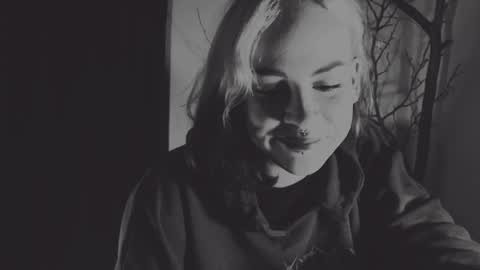 Snapshot of molly_crow chatting on 01-24-25, 10:41 Molly Crow online show from 01-24-25, 10:41