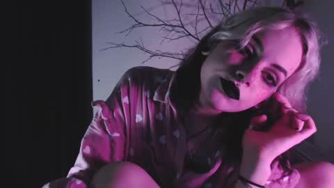 Snapshot of molly_crow chatting on 01-28-25, 11:39 Molly Crow online show from 01-28-25, 11:39