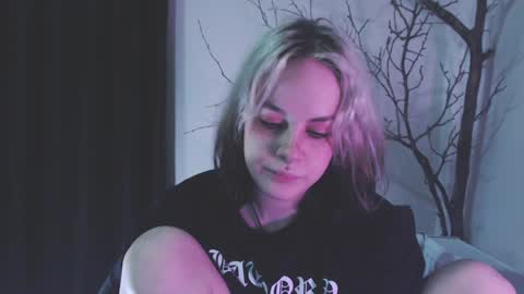 Snapshot of molly_crow chatting on 01-31-25, 01:43 Molly Crow online show from 01-31-25, 01:43