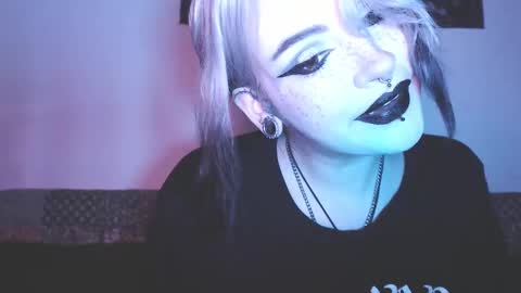 Snapshot of molly_crow chatting on 02-13-25, 10:11 Molly Crow online show from 02-13-25, 10:11