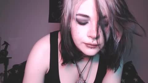 Snapshot of molly_crow chatting on 02-17-25, 12:21 Molly Crow online show from 02-17-25, 12:21