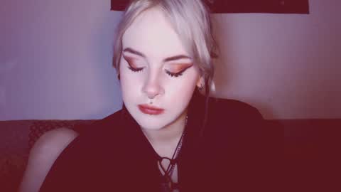 Snapshot of molly_crow chatting on 02-26-25, 01:21 Molly Crow online show from 02-26-25, 01:21