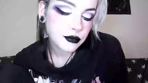 Snapshot of molly_crow chatting on 03-08-25, 11:49 Molly Crow online show from 03-08-25, 11:49