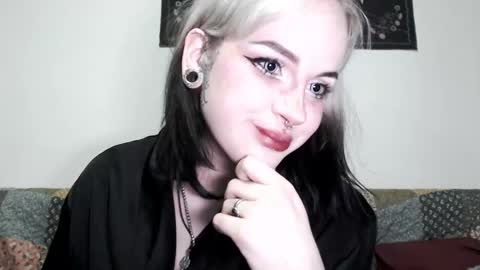 Snapshot of molly_crow chatting on 03-09-25, 10:41 Molly Crow online show from 03-09-25, 10:41