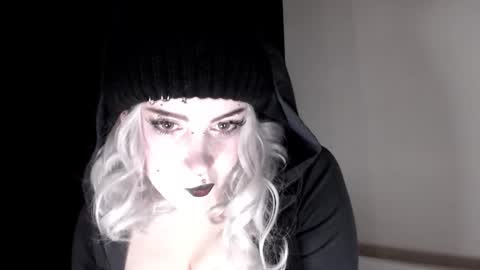 Snapshot of molly_crow chatting on 12-23-25, 03:59 Molly Crow online show from 12-23-25, 03:59