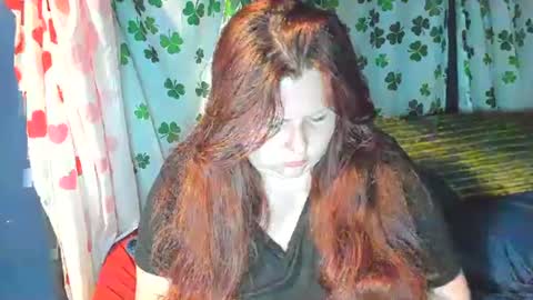 Snapshot of molly_moons chatting on 06-27-26, 01:32 molly_moons online show from 06-27-26, 01:32