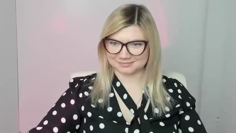 Molly online show from 11-03-25, 01:12