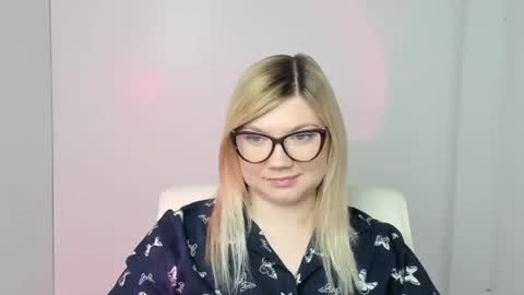 Molly online show from 11-06-25, 01:23