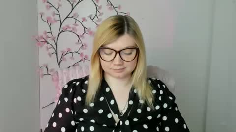 Snapshot of molly_moree chatting on 05-17-26, 11:39 Molly online show from 05-17-26, 11:39