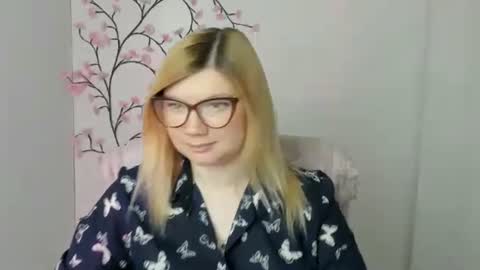 Snapshot of molly_moree chatting on 05-18-26, 11:38 Molly online show from 05-18-26, 11:38