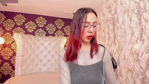 Snapshot of mollyevanss1 chatting on 01-21-25, 04:21 Molly Evanss online show from 01-21-25, 04:21