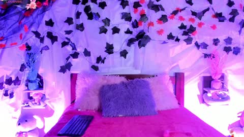 Snapshot of mollylewis18 chatting on 02-04-25, 02:28 New girl Emily Valentina Michelle online show from 02-04-25, 02:28