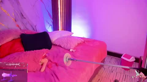 Snapshot of mollylewis18 chatting on 10-19-25, 04:18 New girl Emily Valentina Michelle online show from 10-19-25, 04:18