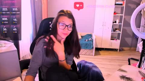 Snapshot of mollylollipop20 chatting on 09-10-25, 02:33 KIRA online show from 09-10-25, 02:33