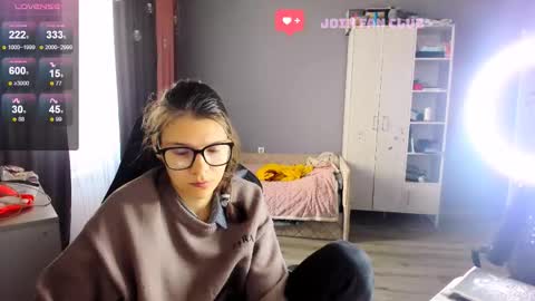 Snapshot of mollylollipop20 chatting on 09-15-25, 02:55 KIRA online show from 09-15-25, 02:55