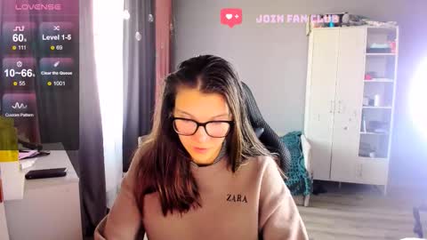 Snapshot of mollylollipop20 chatting on 09-19-25, 04:03 KIRA online show from 09-19-25, 04:03