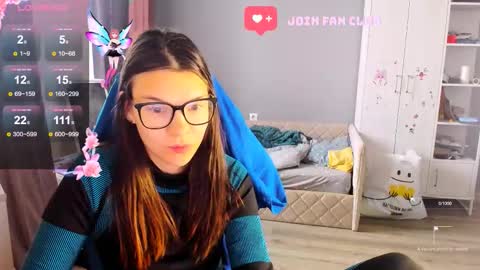 Snapshot of mollylollipop20 chatting on 10-13-25, 04:23 KIRA online show from 10-13-25, 04:23