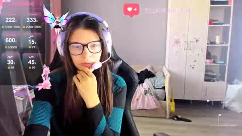 Snapshot of mollylollipop20 chatting on 10-16-25, 05:08 KIRA online show from 10-16-25, 05:08