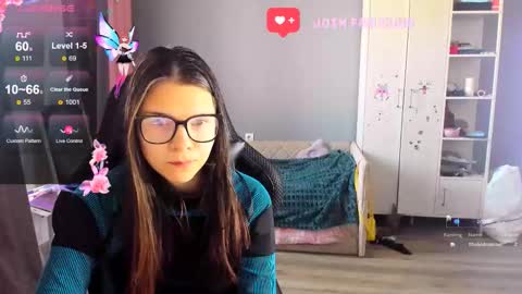Snapshot of mollylollipop20 chatting on 10-17-25, 05:32 KIRA online show from 10-17-25, 05:32