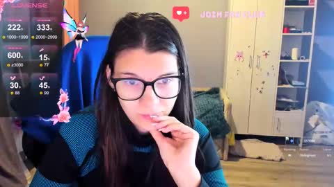 Snapshot of mollylollipop20 chatting on 10-22-25, 01:17 KIRA online show from 10-22-25, 01:17
