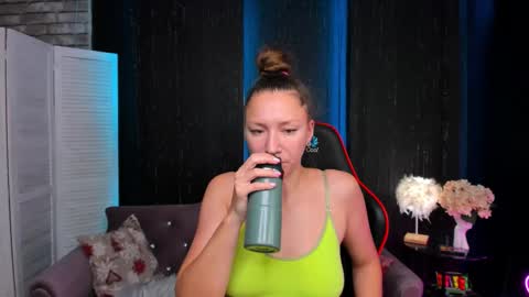 hi im Molly heregreat boobs big heart  warm pussy  online show from 11-19-25, 12:43