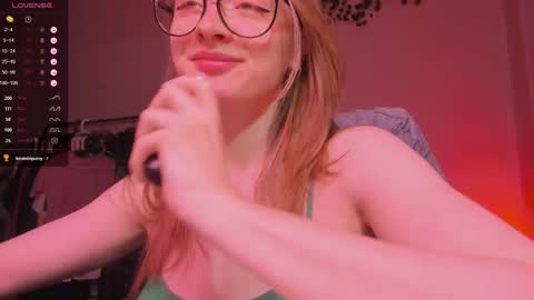 Snapshot of mollytucker chatting on 10-26-25, 02:45 mollytucker online show from 10-26-25, 02:45