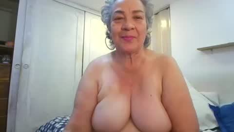 Snapshot of mom_is_wet chatting on 06-21-26, 04:37 nativa online show from 06-21-26, 04:37