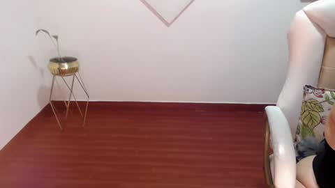 Snapshot of mom_xxx chatting on 12-10-24, 06:28 Sara online show from 12-10-24, 06:28