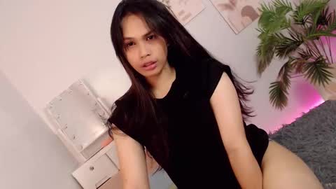 Snapshot of momi_khem019 chatting on 09-24-25, 08:06 MOMIKHEM online show from 09-24-25, 08:06